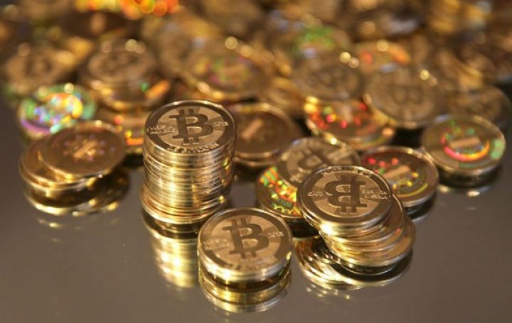 Bitcoin milyarderlərlə yarışır 