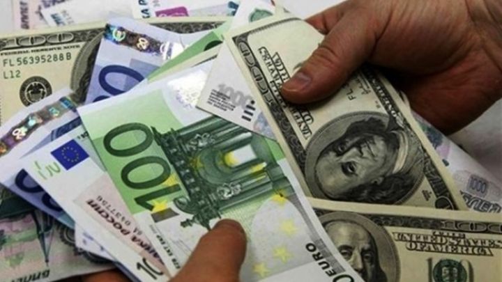 Dollar aparıcı valyutalara nisbətən ucuzlaşır