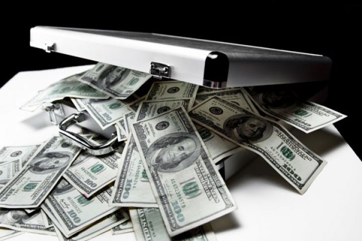 Ölkədən 60 min dolları çıxarmaq istəyən vətəndaş tutuldu