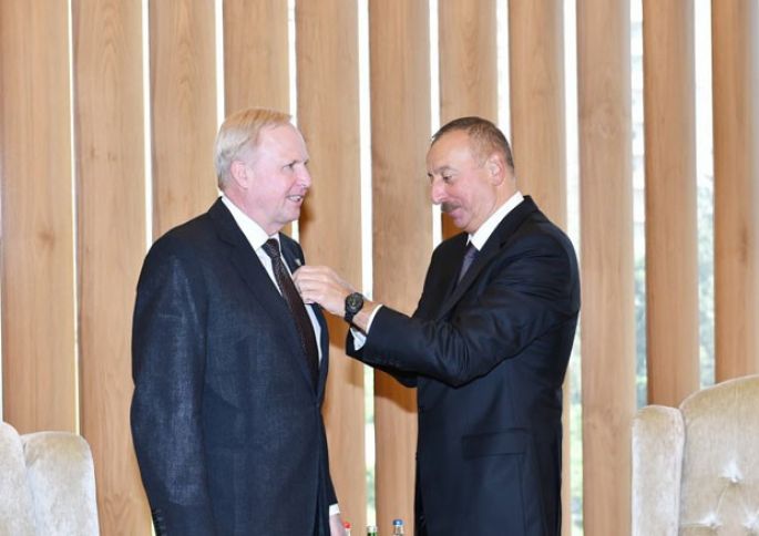İlham Əliyev BP-nin direktorunun sinəsindən medal asdı