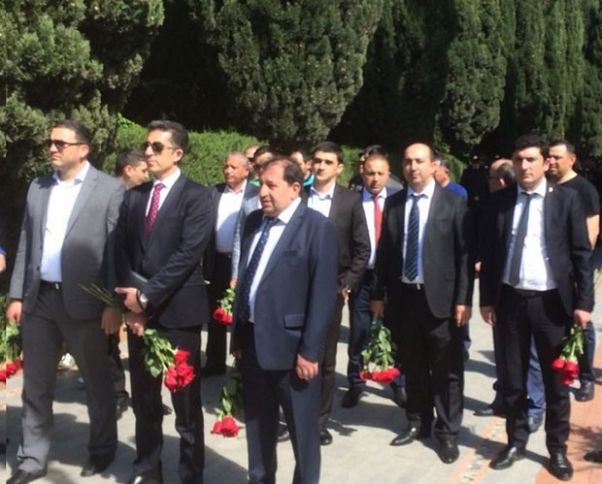 NIKOIL | Bank-ın rəhbər heyəti Heydər Əliyevin xatirəsini yad edib