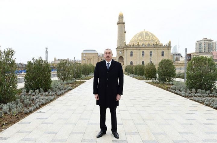 Prezident Təzəpir məscidinin ətrafında görülən işlərlə tanış olub - FOTOLAR
