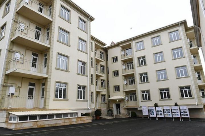 Prezident yeni inşa edilmiş binada