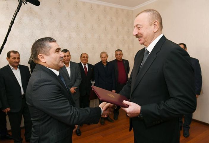 Prezident mənzillərin və avtomobillərin təqdim olunması mərasimində 