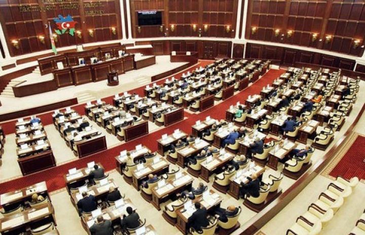 Əmək pensiyalarının artırılması ilə bağlı qanunvericiliyə dəyişiklik edilir