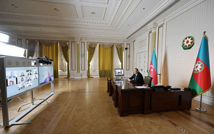 İlham Əliyev bank prezidentilə  videokonfrans keçirdi - YENİLƏNİB