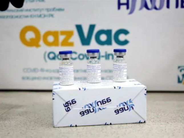 Qazaxıstanın Səhiyyə naziri yerli “QazVac” peyvəndi vurdurub