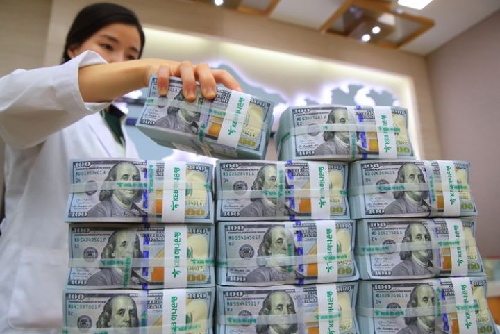 Azərbaycan son 1 ildə valyuta ehtiyatlarını 4%-dən çox artırıb