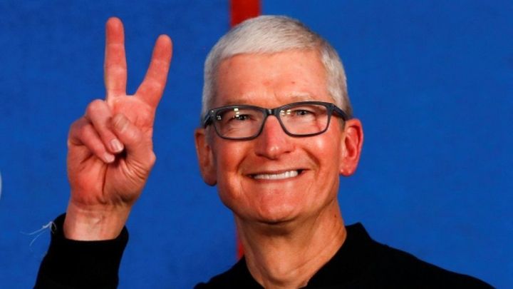 Apple öz rəhbərinə 750 milyon dollarlıq səhm verib
