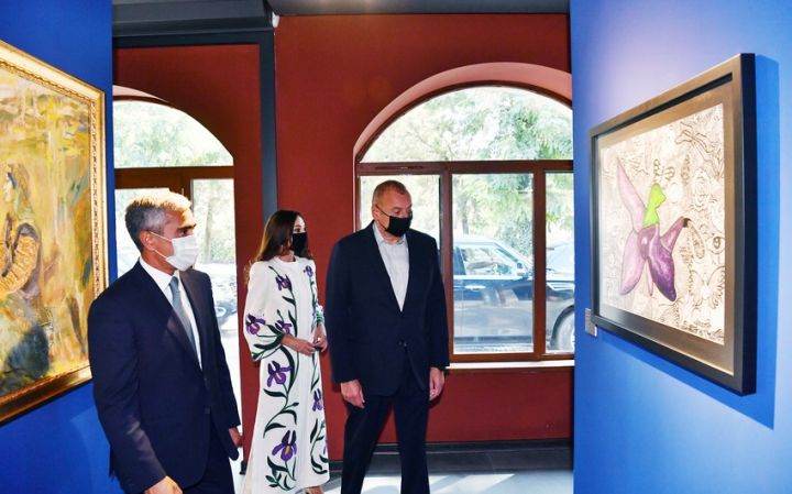 Şuşada təşkil edilən sərgilərlə tanış olublar