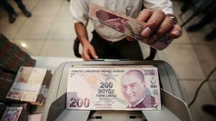 Türk lirəsi pisləşən inflyasiya ilə yenidən dəyərdən düşür