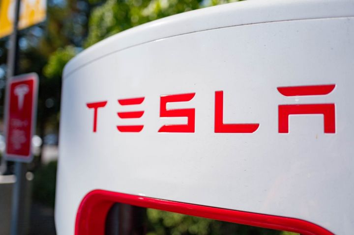 Teslanın dəyəri 1 trilyon dolları keçib