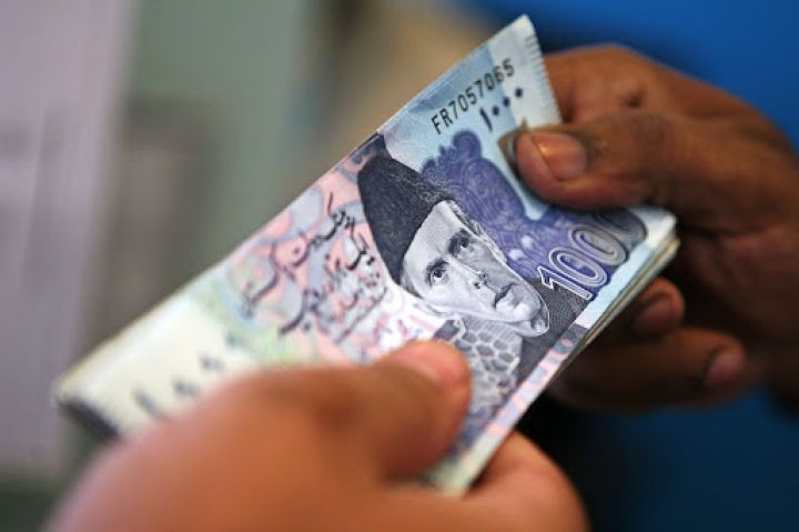 Pakistan rupini sabitləşdirmək üçün 3 ayda bazarda 1,2 milyard dollar yerləşdirib
