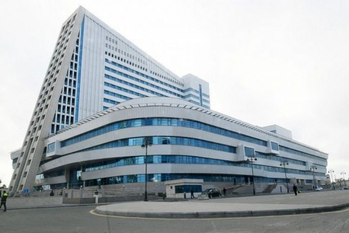 "Yeni Klinika"nın işçiləri məhkəmə zalında həbs edildi