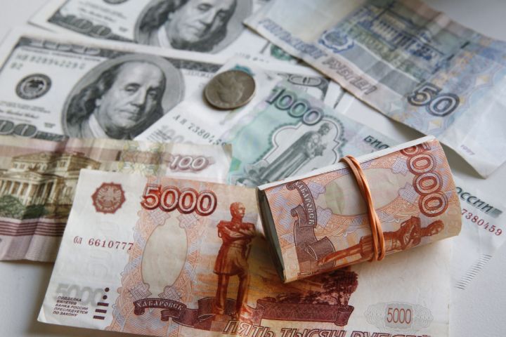 Rusiyada dolların məzənnəsi 110 rublu ötüb