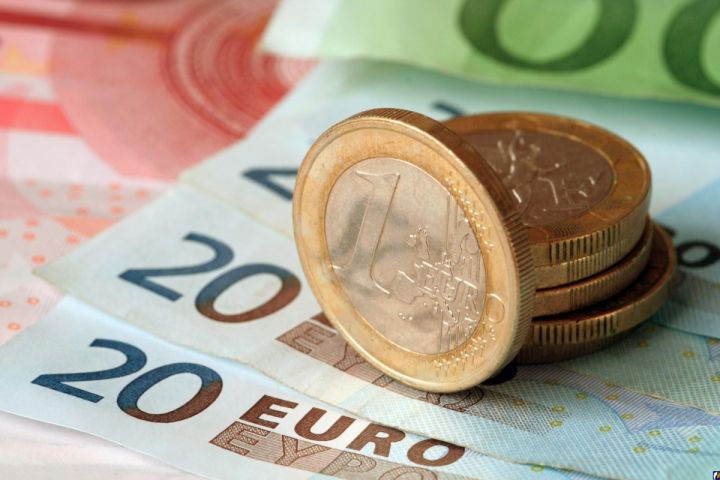 Avronun manata qarşı orta aylıq məzənnəsi 18 aylıq minimuma enib