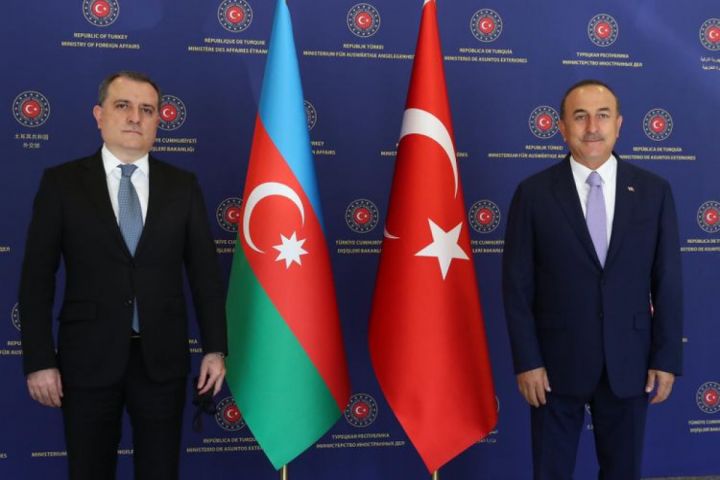 Bayramov və Çavuşoğlu Qazaxıstandakı vəziyyəti müzakirə edib