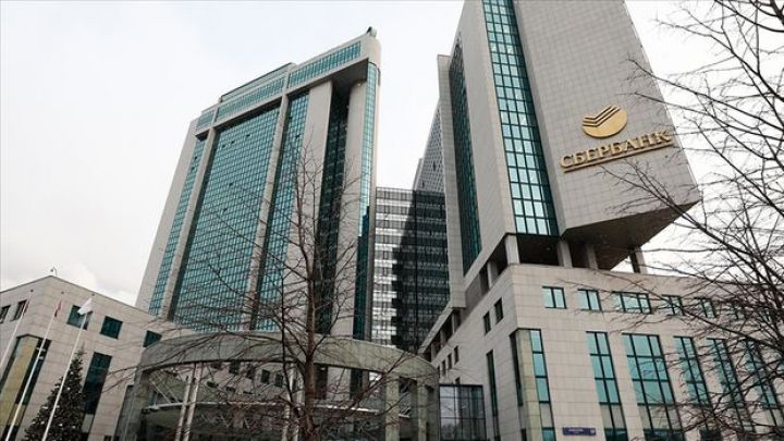 Sanksiyalar Rusiyanın ən böyük bankını ofisini bağlamağa məcbur etdi