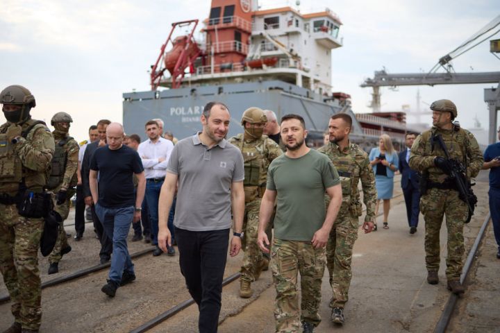 Zelenski taxıl daşınmasına nəzarət üçün Odessa limanına gəlib