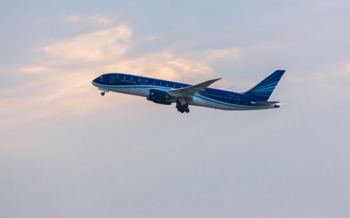 AZAL qadınlar üçün aviabiletləri 30 faiz ucuzlaşdırdı