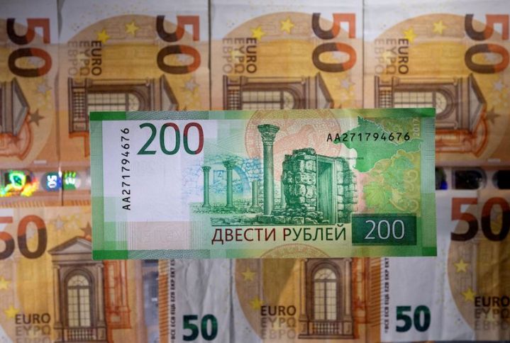 Rubl daha da bahalaşıb - DOLLARIN QİYMƏTİ 55,90 RUBLA DÜŞDÜ