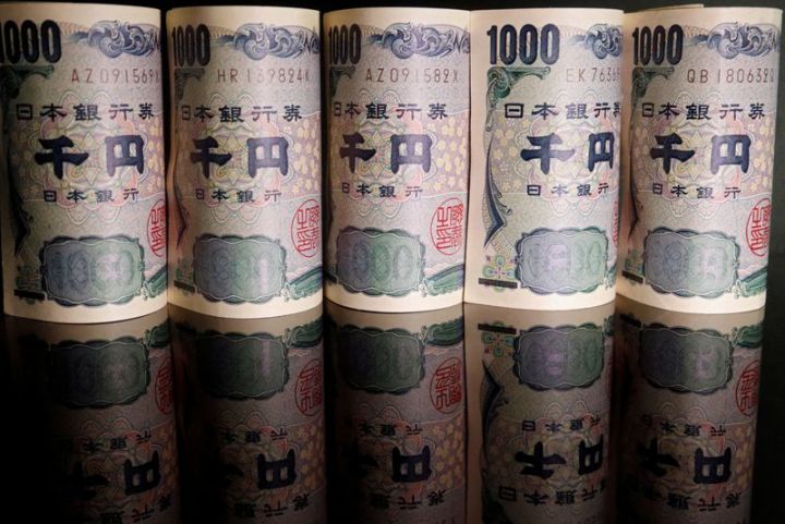 Yaponiyanın valyutası dollar qarşısında 1990-cı ildən bəri ən aşağı səviyyəyə düşüb