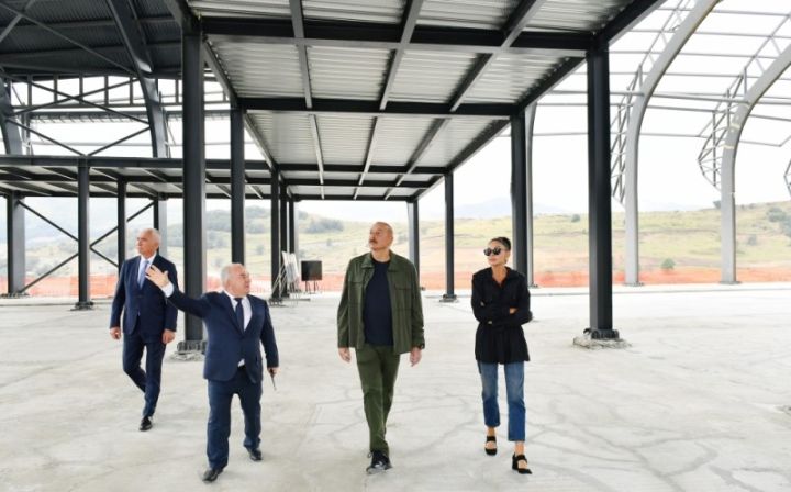 Dəniz səviyyəsindən 1800 metr hündürlükdə inşa edilir və ən yüksək dağlıq ərazidə yerləşən limanlardan biri olacaq