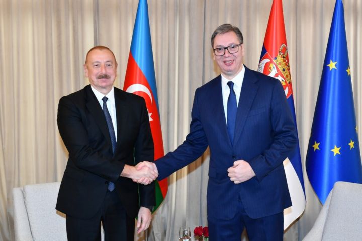 Əliyev Vuçiçi seçkilərdə qələbəyə görə təbrik etdi