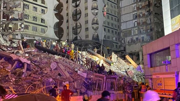 Türkiyəni sarsıdan zəlzələlərdə həyatını itirənlərin sayı 9 mini keçib