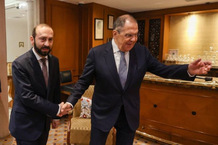Lavrov Hindistanda Mirzoyanla görüşüb