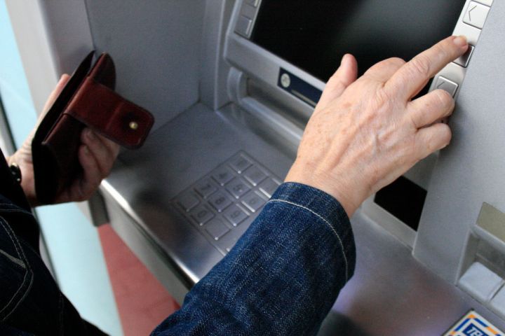 Bakı sakininin bank hesabından 20 min manat oğurlanıb