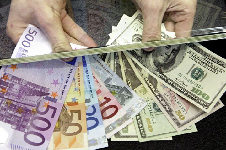 Ruslara xarici valyuta almaq üçün münasib vaxt olduğu barədə xəbərdarlıq edilib