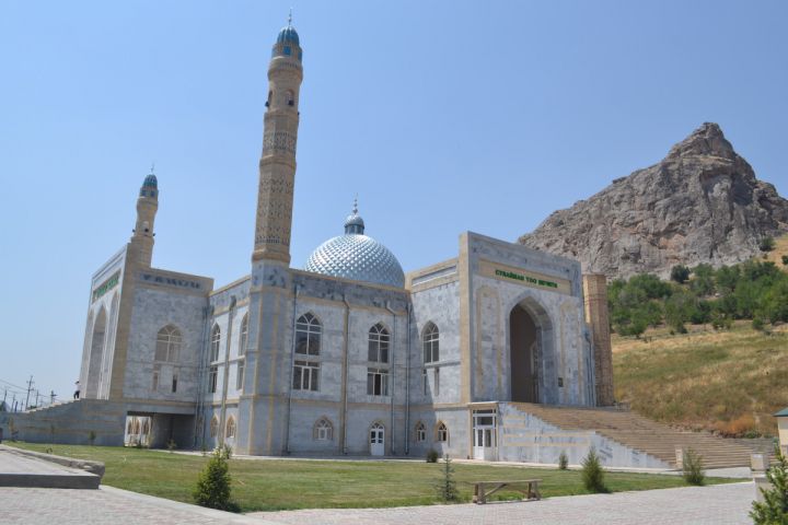 Qırğızıstanda silahlılar mədrəsəni ələ keçirib
