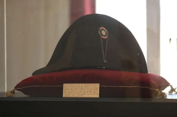 Napoleonun papağı hərracda 1,9 milyon avroya satılıb
