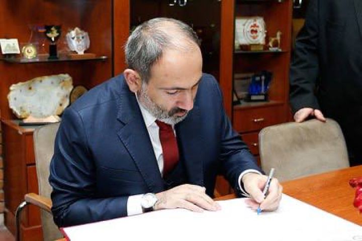Paşinyan Azərbaycanın ərazisini 86,6 min km² kimi tanıyan bəyannaməni imzaladı