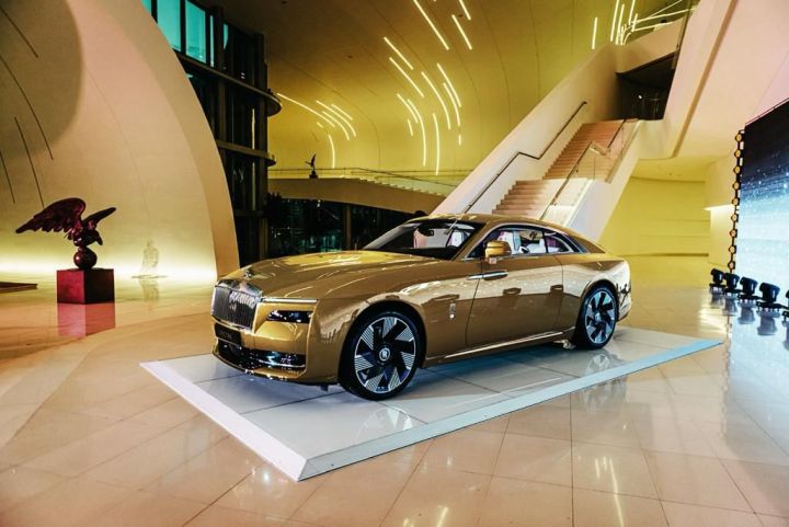 Dünyanın ilk ultra-lüks elektrik avtomobili Bakıda təqdim edildi