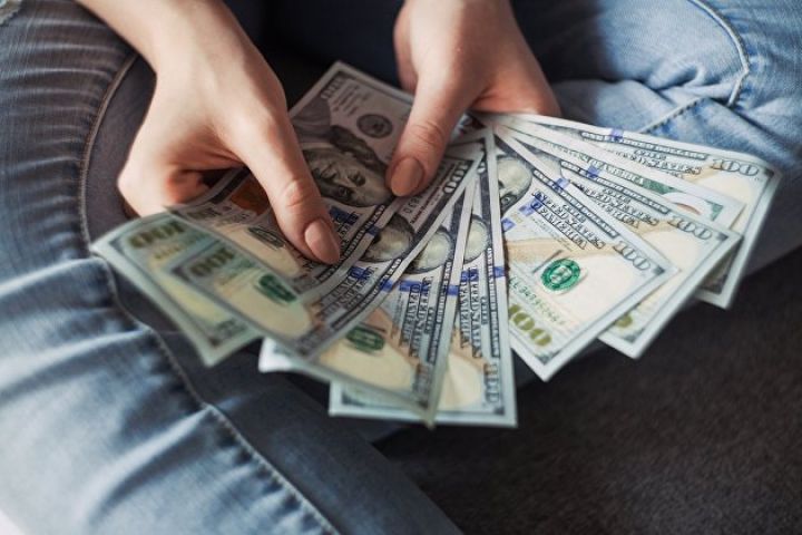 Moskva birjasında hərracların açılışında dolların məzənnəsi yüksəlib