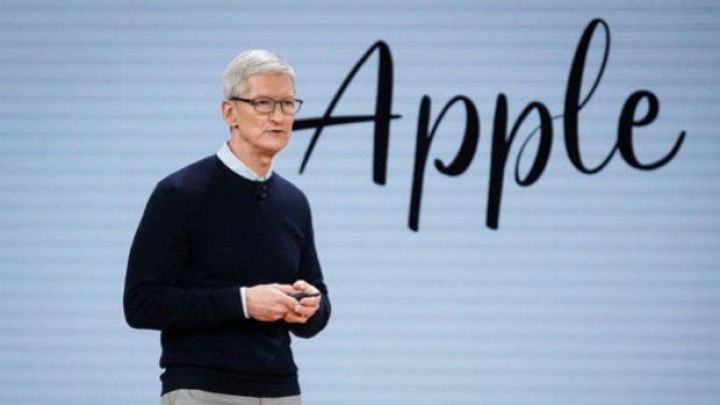 Apple-ın baş direktorunun maaşı 49 milyon dollara endiriləcək