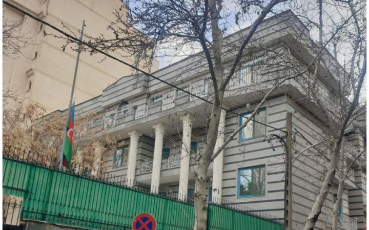 Azərbaycanın İrandakı səfirliyinə hücum olub, 1 nəfər həlak olub