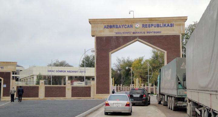 Gömrük işçiləri rüşvət ilə qaçaqmalçılığa şərait yaratmaqda ittiham olunurlar