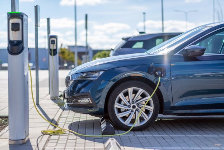 Fərdi evlərin həyətində elektromobillərin enerji doldurucuları üçün icazə tələb olunmayacaq