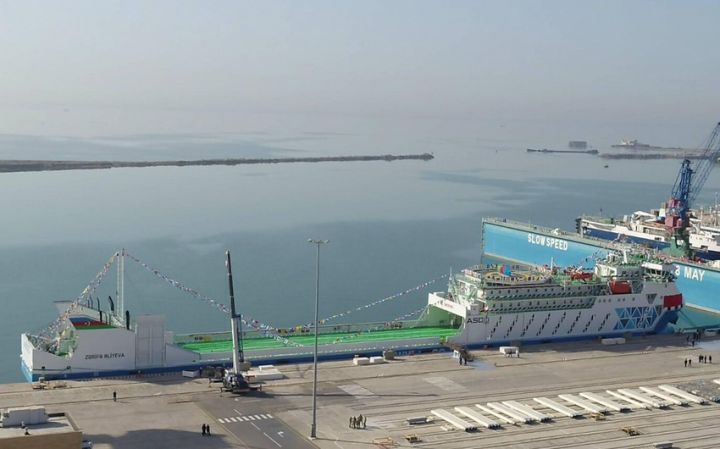 Qazaxıstanda 1000-ə yaxın maşının bərə ilə Azərbaycana göndərilməsi gecikir