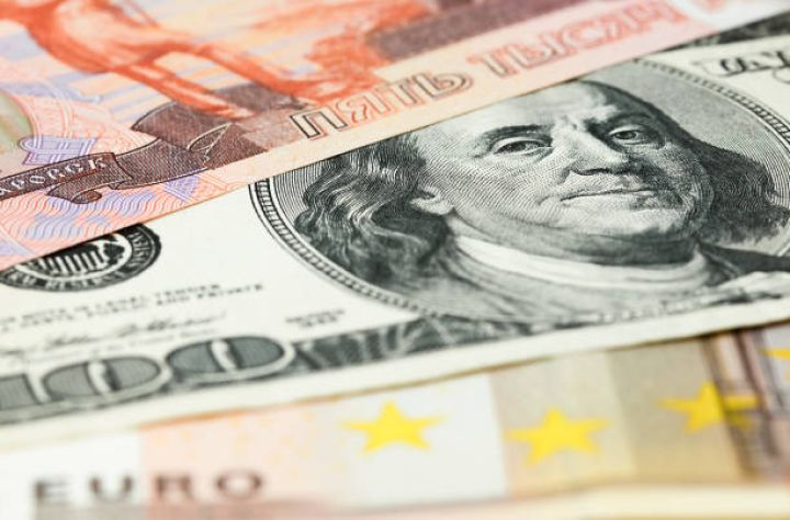 Moskva birjasında hərracların açılışında dollar/rubl məzənnəsi düşüb