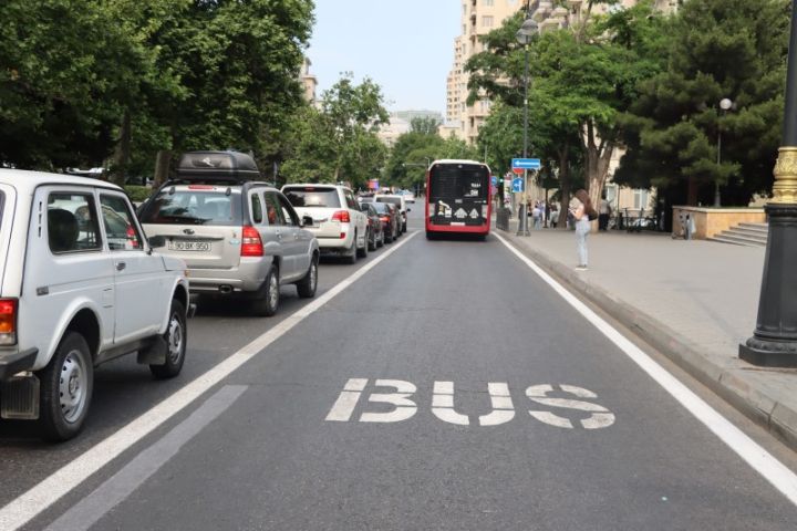 Bakıda yeni avtobus zolaqları şəbəkəsinin tətbiqinə başlanılıb.