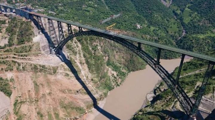 Dünyanın ən hündür dəmir yolu körpüsündə qatarın sınaq gedişi həyata keçirilib