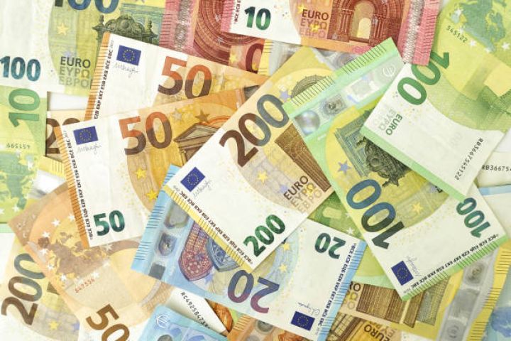 Dollar ucuzlaşır, Avro bahalaşır - Qlobal bazarlarda son vəziyyət