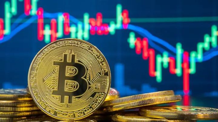 Bitcoin-in qiyməti tarixi ən yüksək səviyyəsindən 27 faiz aşağı düşüb