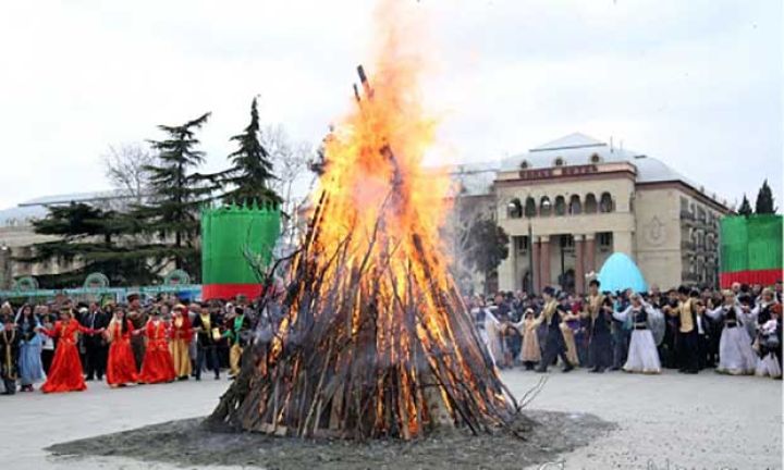 Prezident və birinci xanım kənd sakinləri ilə Novruz tonqalını alovlandırıblar