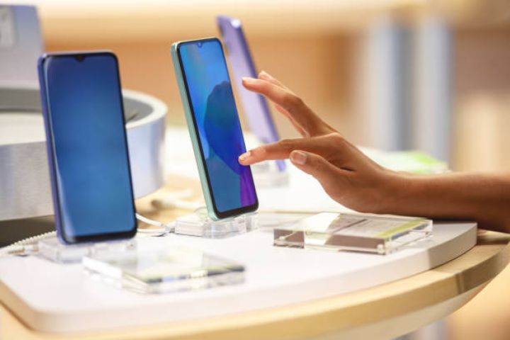 Azərbaycana smartfon idxalı azalıb