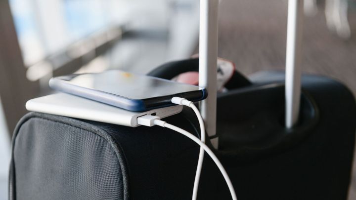 AZAL təyyarə salonunda smartfonların “powerbank” ilə doldurulmasını qadağan edir